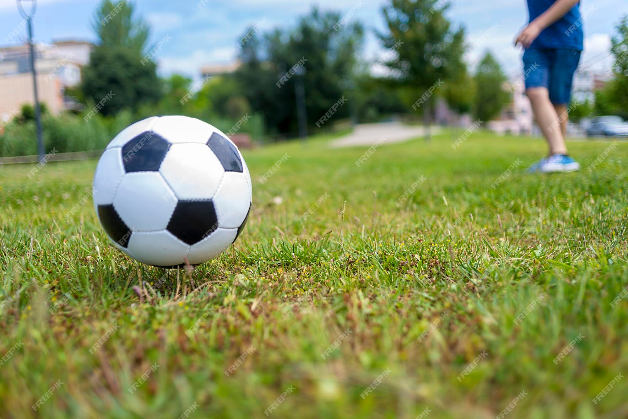 Jogador De Futebol Jogando Bola No Fundo. Imagem De Baixo ângulo