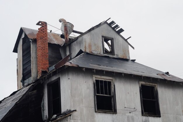 Foto vista de ângulo baixo de uma casa abandonada