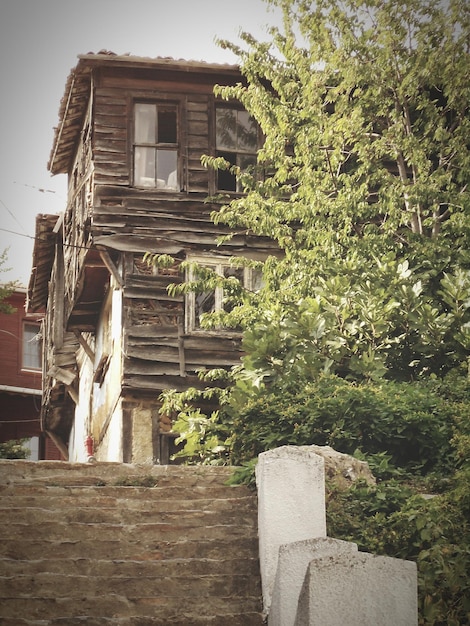 Foto vista de ângulo baixo de uma casa abandonada