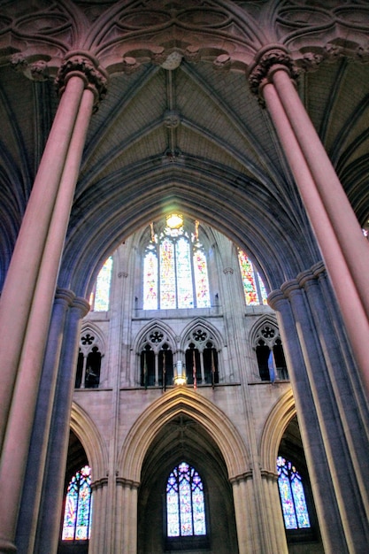 Foto vista de ângulo baixo de uma janela no templo