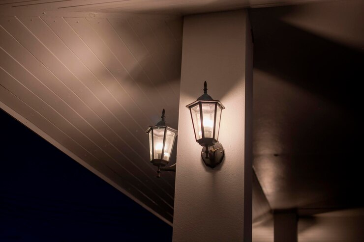 Foto vista de ângulo baixo de uma lâmpada iluminada pendurada no teto