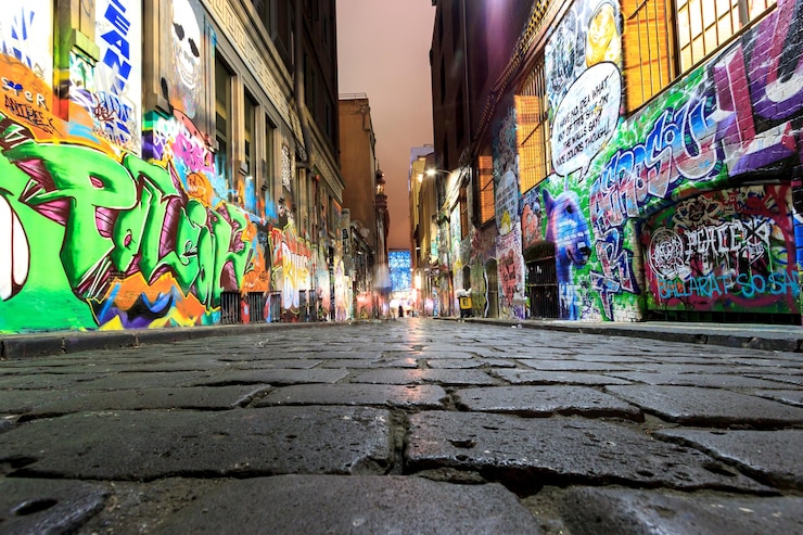Foto vista de ângulo baixo de uma trilha de paralelepípedos em uma faixa de meias com graffiti