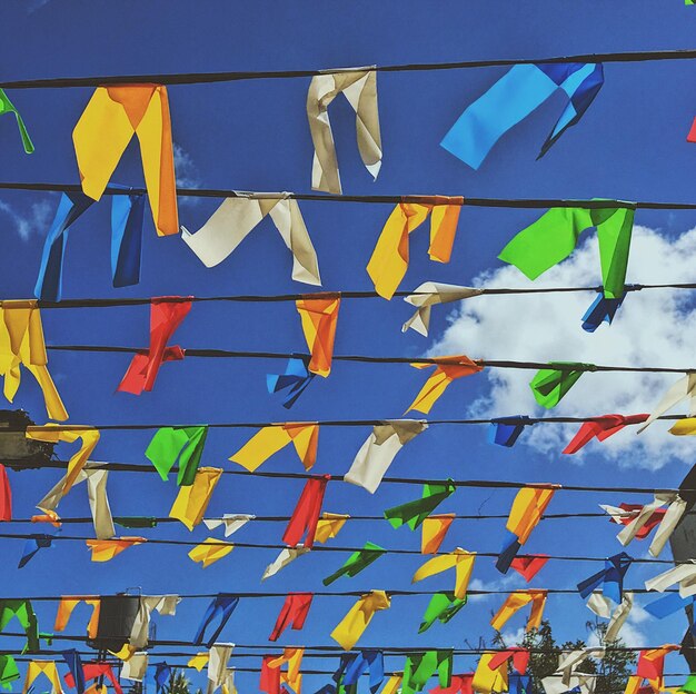 Foto vista de ângulo baixo de várias cores penduradas contra o céu