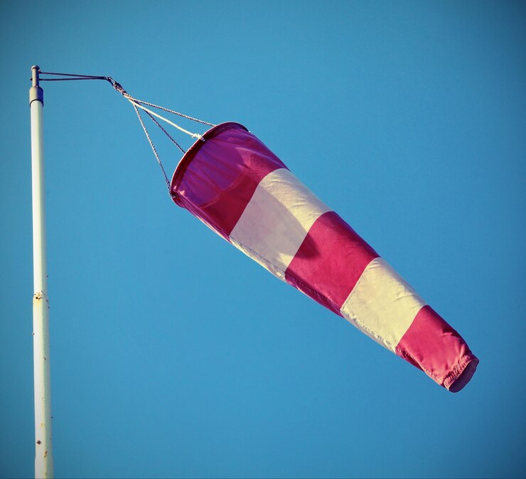 Foto vista de ângulo baixo de windsock contra o céu azul claro