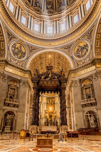 Vista de ângulo baixo do altar da igreja