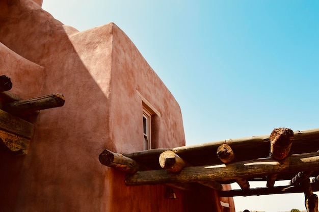 Foto vista de ângulo baixo do antigo edifício