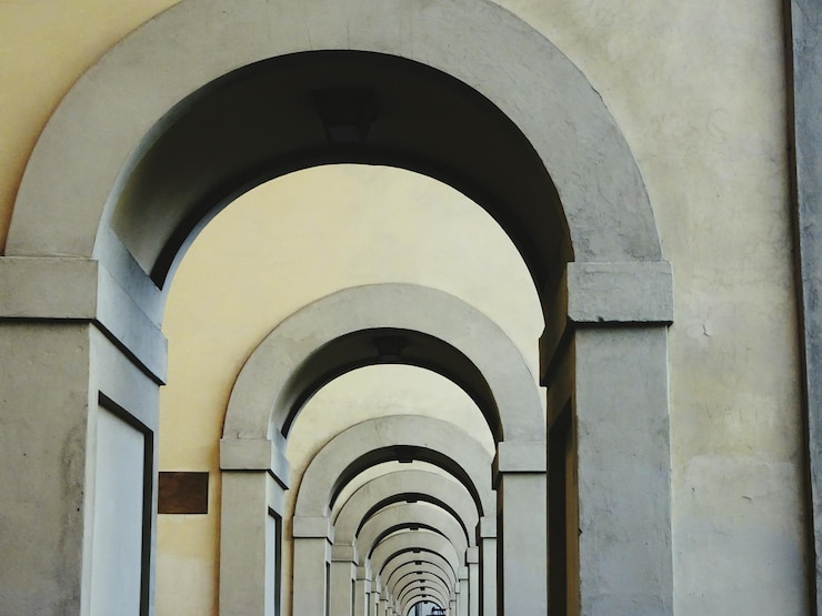 Foto vista de ângulo baixo do arco do edifício