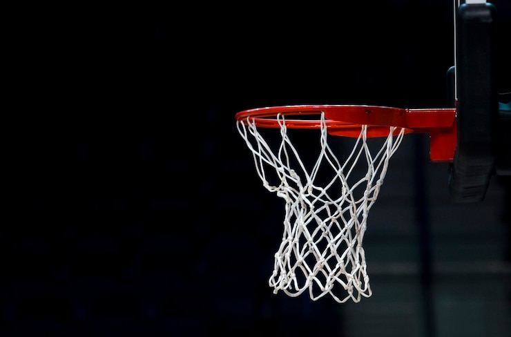 Foto vista de ângulo baixo do aro de basquete à noite