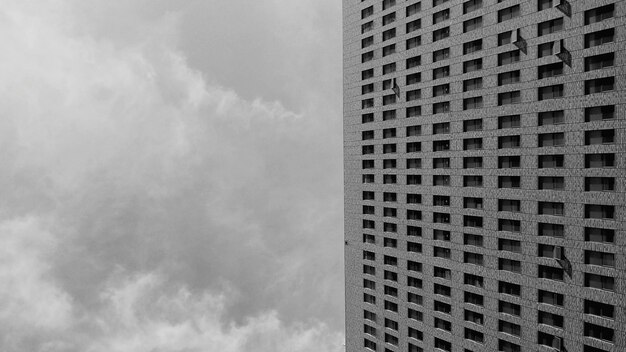 Foto vista de ângulo baixo do arranha-céu contra o céu