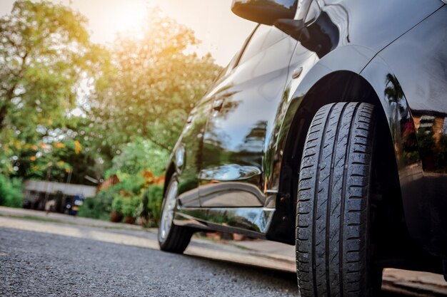 Foto vista de ângulo baixo do automóvel na estrada