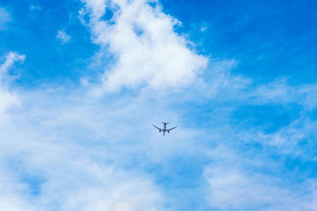 Foto vista de ângulo baixo do avião contra o céu