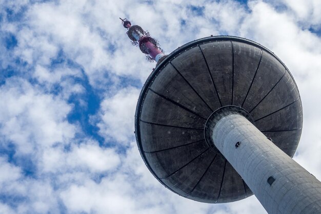 Foto vista de ângulo baixo do avião contra o céu