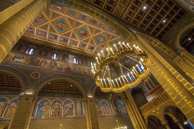 Foto vista de ângulo baixo do candelabro iluminado na catedral de são pedro e paulo