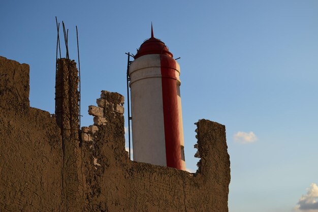 Foto vista de ângulo baixo do castelo contra o céu azul