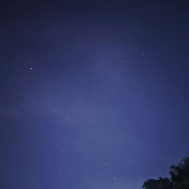 Vista de ângulo baixo do céu azul à noite