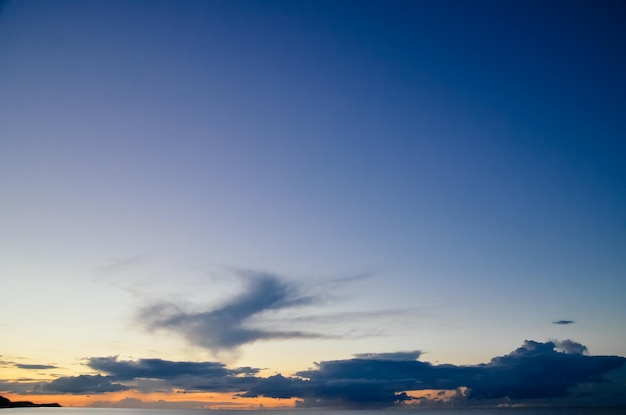 Vista de ângulo baixo do céu azul cênico