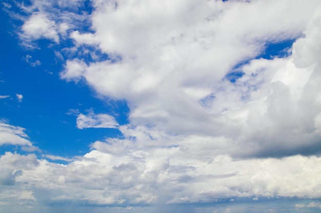 Vista de ângulo baixo do céu azul e das nuvens