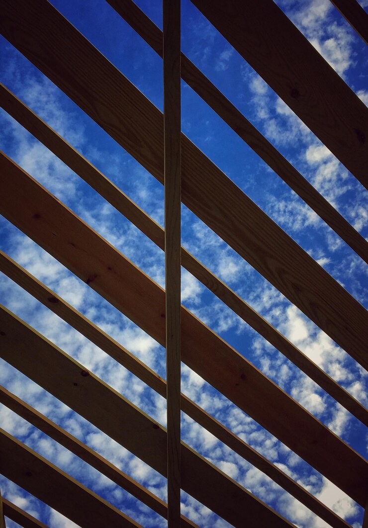 Foto vista de ângulo baixo do céu azul visto através de uma janela
