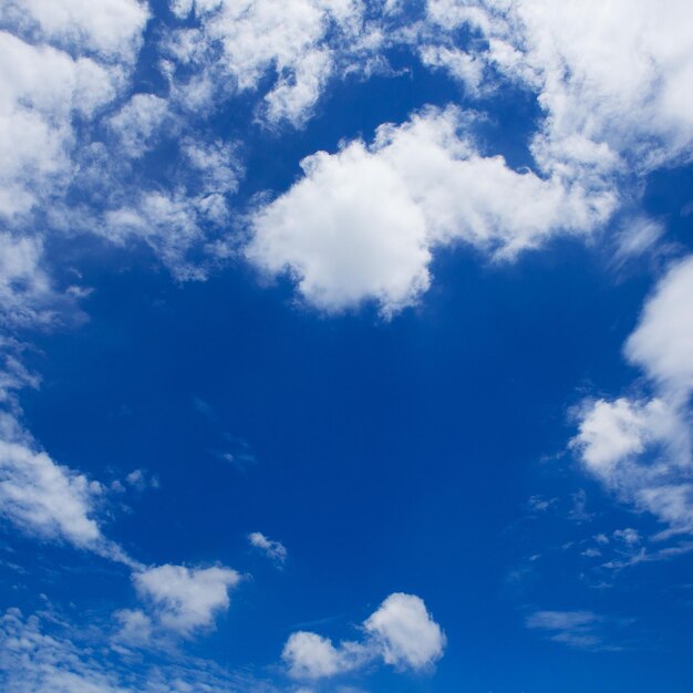 Foto vista de ângulo baixo do céu azul