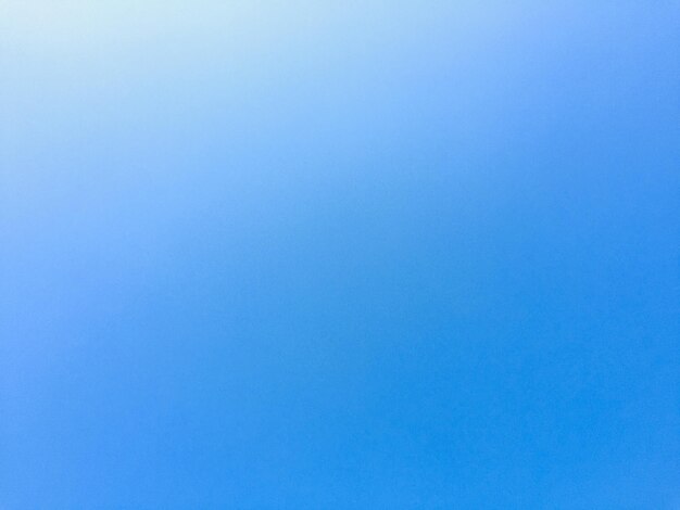 Foto vista de ângulo baixo do céu azul