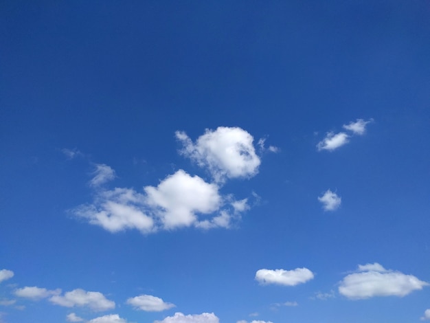 Vista de ângulo baixo do céu azul