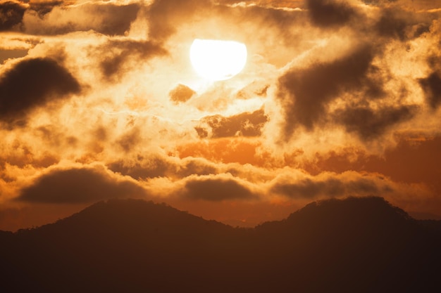 Foto vista de ângulo baixo do céu dramático durante o pôr-do-sol