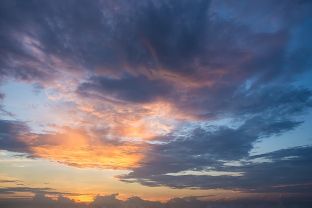 Vista de ângulo baixo do céu dramático durante o pôr-do-sol