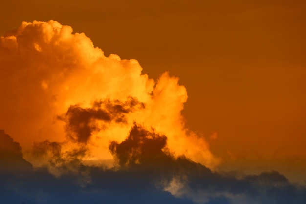 Foto vista de ângulo baixo do céu dramático durante o pôr-do-sol