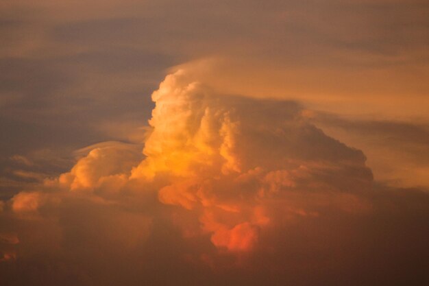 Foto vista de ângulo baixo do céu dramático durante o pôr-do-sol