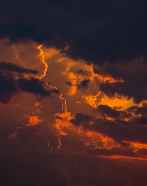 Foto vista de ângulo baixo do céu dramático durante o pôr-do-sol