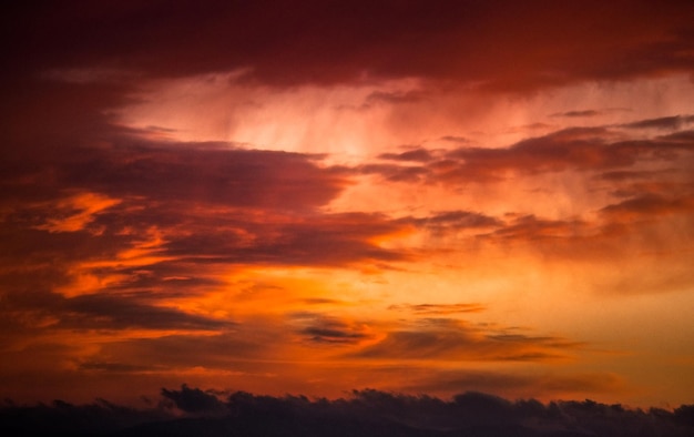 Vista de ângulo baixo do céu dramático durante o pôr-do-sol