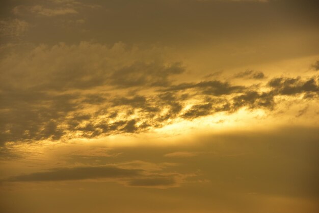 Vista de ângulo baixo do céu durante o pôr do sol