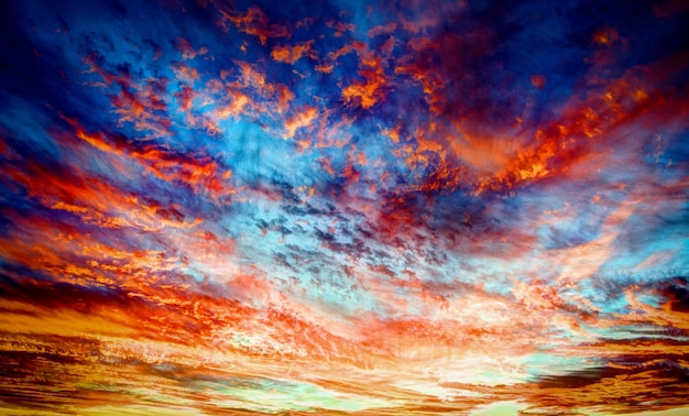 Foto vista de ângulo baixo do céu naranja nublado