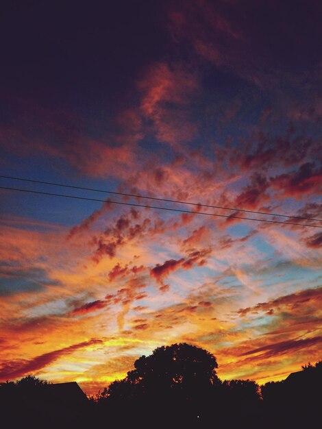 Foto vista de ângulo baixo do céu no pôr-do-sol