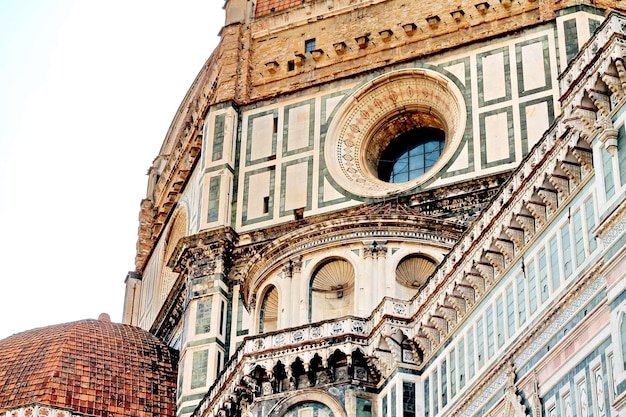 Foto vista de ângulo baixo do duomo de santa maria del fiore