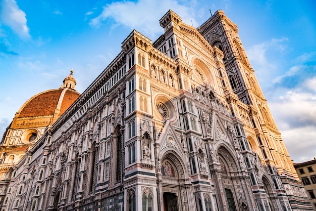 Vista de ângulo baixo do duomo santa maria del fiore contra o céu