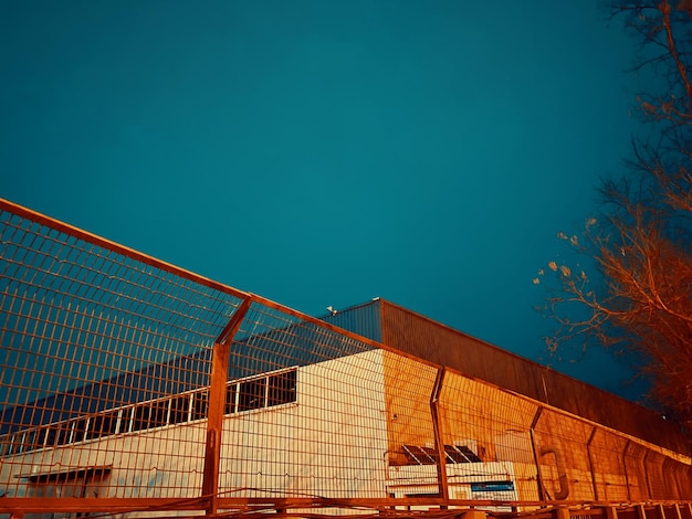 Foto vista de ângulo baixo do edifício contra o céu azul claro