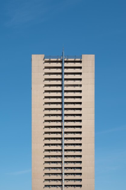 Foto vista de ângulo baixo do edifício contra o céu azul claro