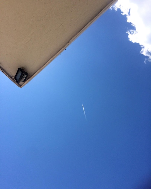 Foto vista de ângulo baixo do edifício contra o céu azul durante o dia ensolarado