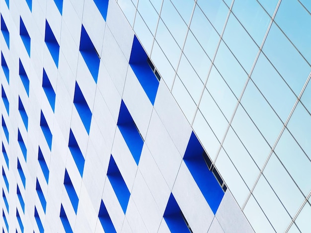 Foto vista de ângulo baixo do edifício contra o céu azul