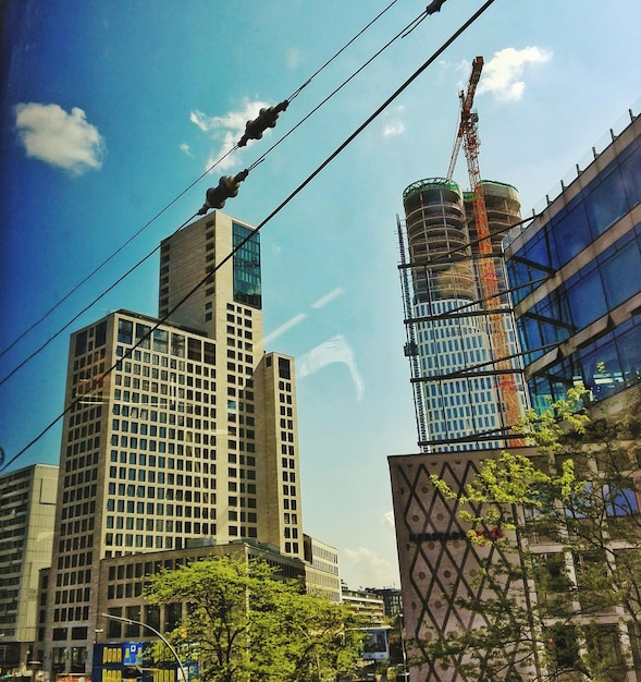 Vista de ângulo baixo do edifício contra o céu azul