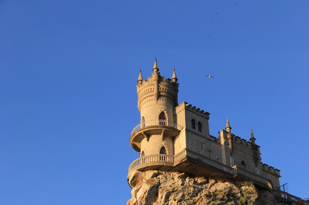 Foto vista de ângulo baixo do edifício contra o céu azul