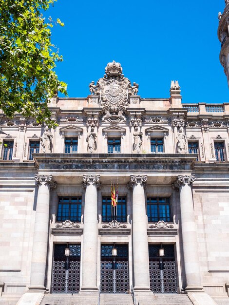 Foto vista de ângulo baixo do edifício contra o céu azul