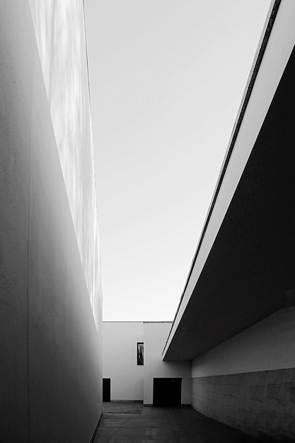 Foto vista de ângulo baixo do edifício contra o céu claro