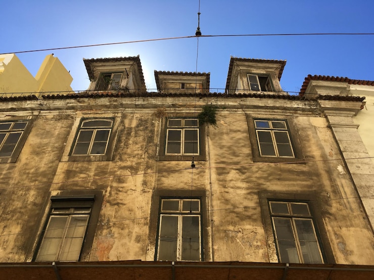 Foto vista de ângulo baixo do edifício contra o céu claro
