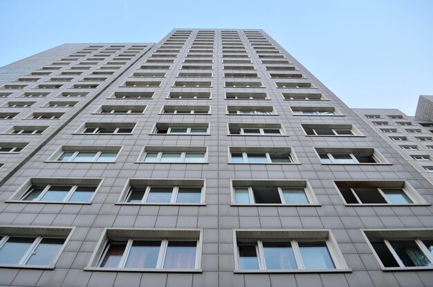 Foto vista de ângulo baixo do edifício contra o céu claro