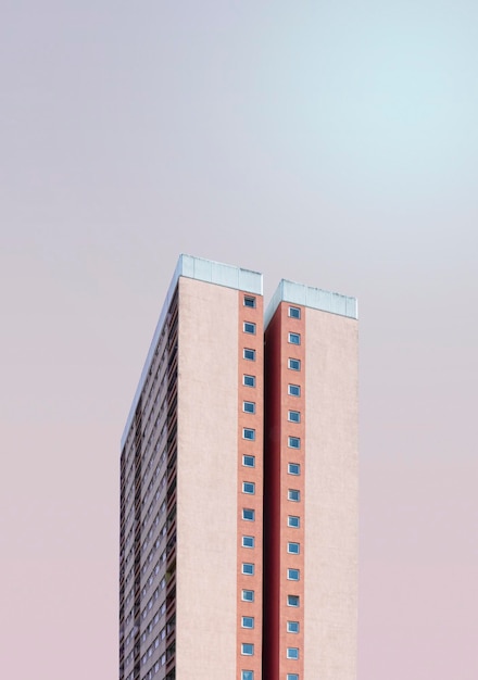 Vista de ângulo baixo do edifício contra o céu claro