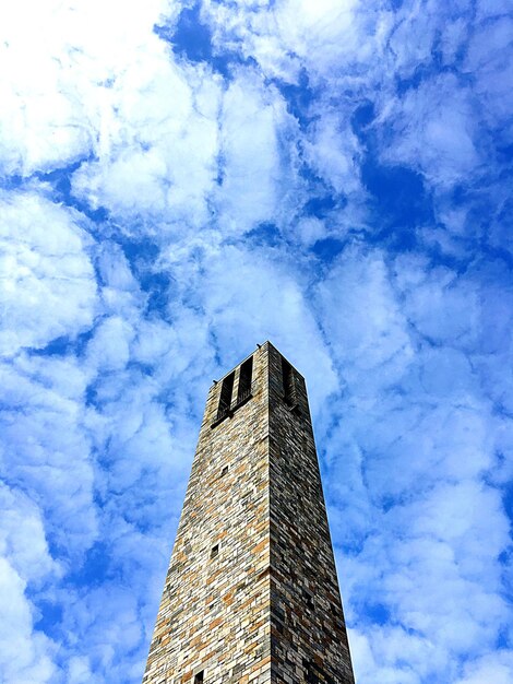 Foto vista de ângulo baixo do edifício contra o céu nublado