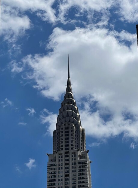 Foto vista de ângulo baixo do edifício contra o céu nublado