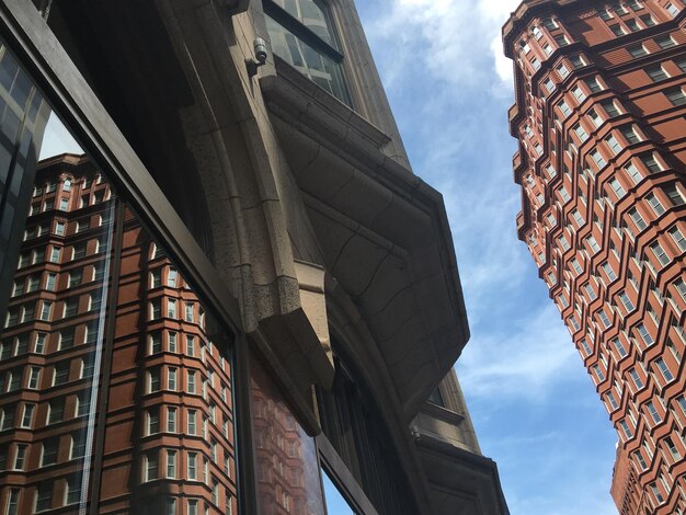 Foto vista de ângulo baixo do edifício contra o céu nublado